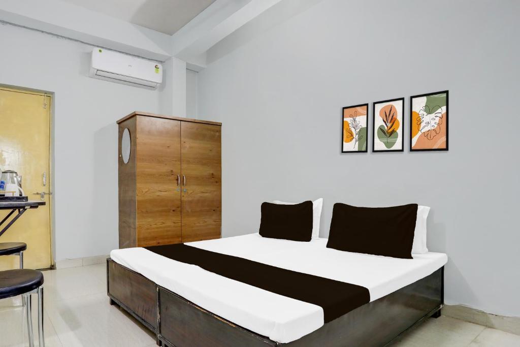 a bedroom with a large bed in a room at Hotel O Happy Inn in Raipur