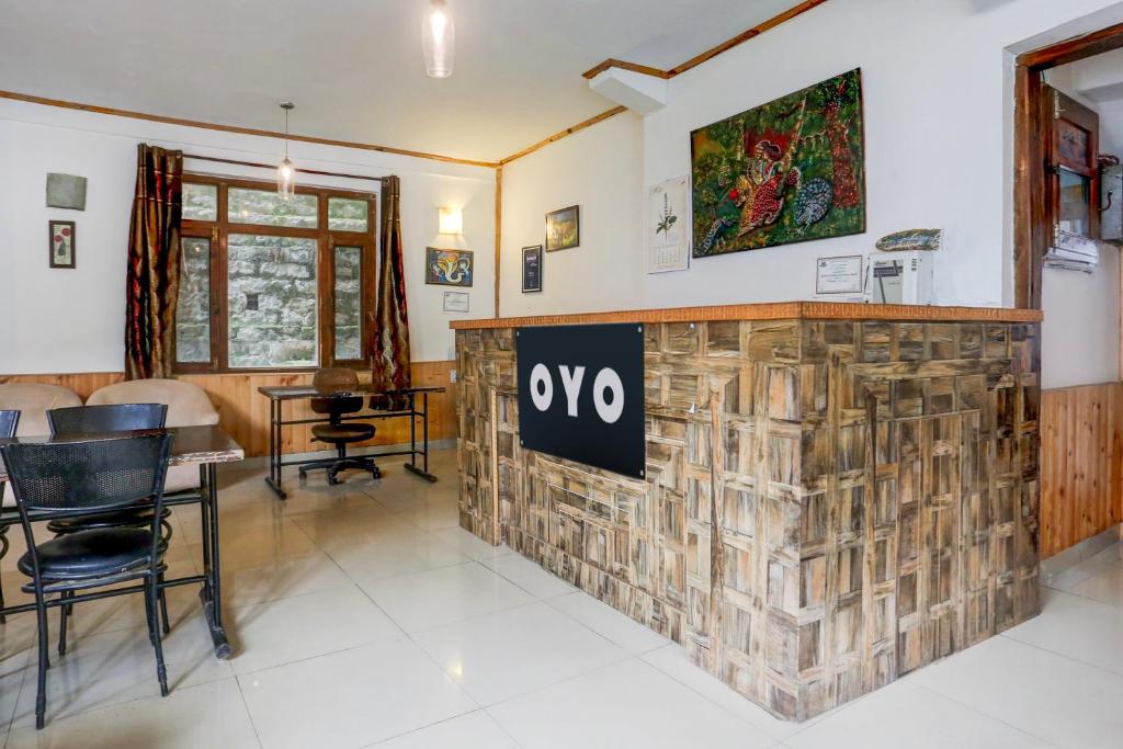 马拉里Hotel O Premium Rooms的大厅的砖墙上挂着 AQO 标志