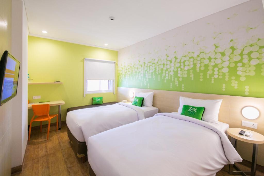 Postel nebo postele na pokoji v ubytování Zest Legian by Swiss-Belhotel International