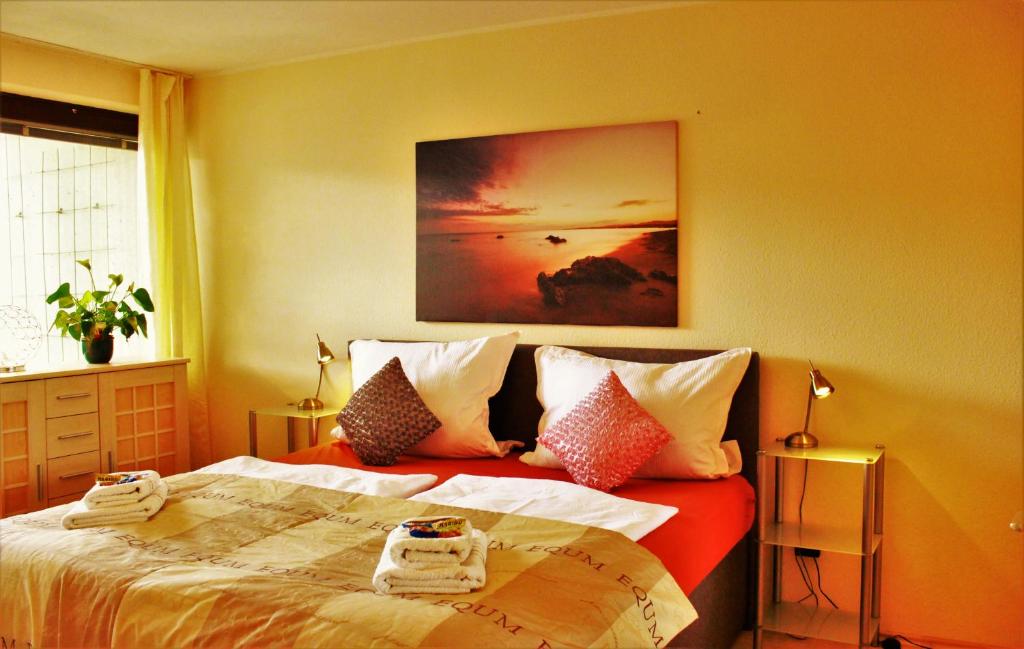 ハイデルベルクにあるWeststadtblickのベッドルーム1室(赤いシーツと枕の大型ベッド1台付)