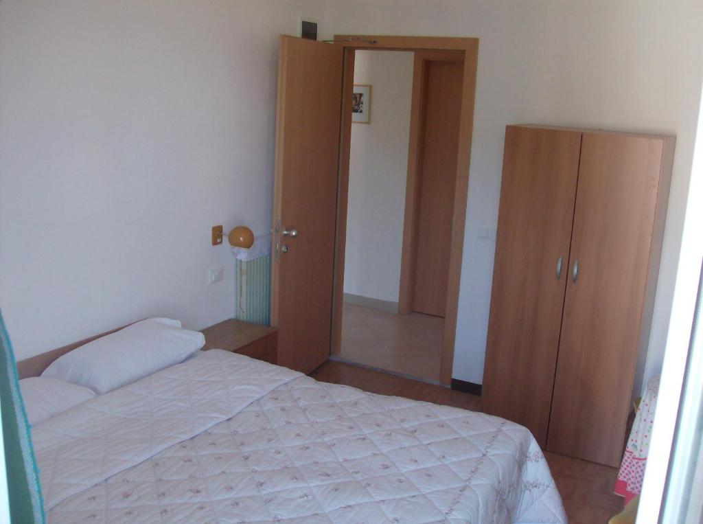Postel nebo postele na pokoji v ubytování Gasthaus Pension Flora an der Weinstrasse