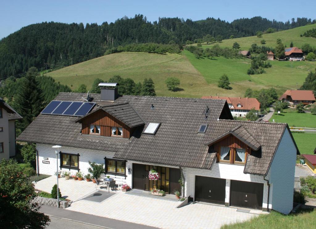 ein Haus mit Sonnenkollektoren auf dem Dach in der Unterkunft Ferienwohnung Lydia Schaeck in Oberharmersbach