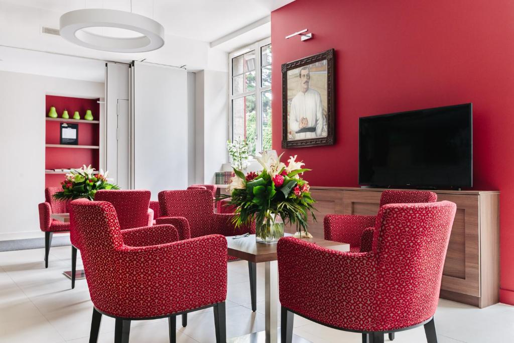 TV a/nebo společenská místnost v ubytování Hotel-Café du Trinquet
