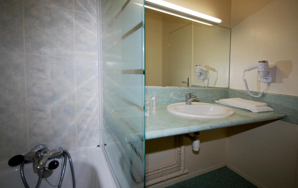 Koupelna v ubytování As Hotel Orléans Nord Artenay
