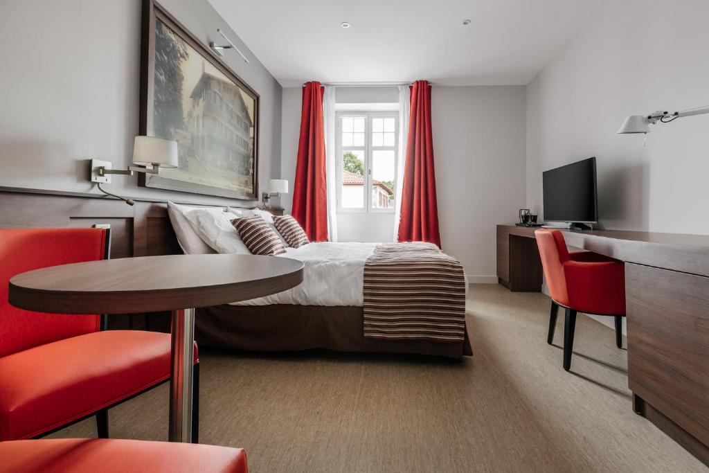 TV a/nebo společenská místnost v ubytování Hotel-Café du Trinquet