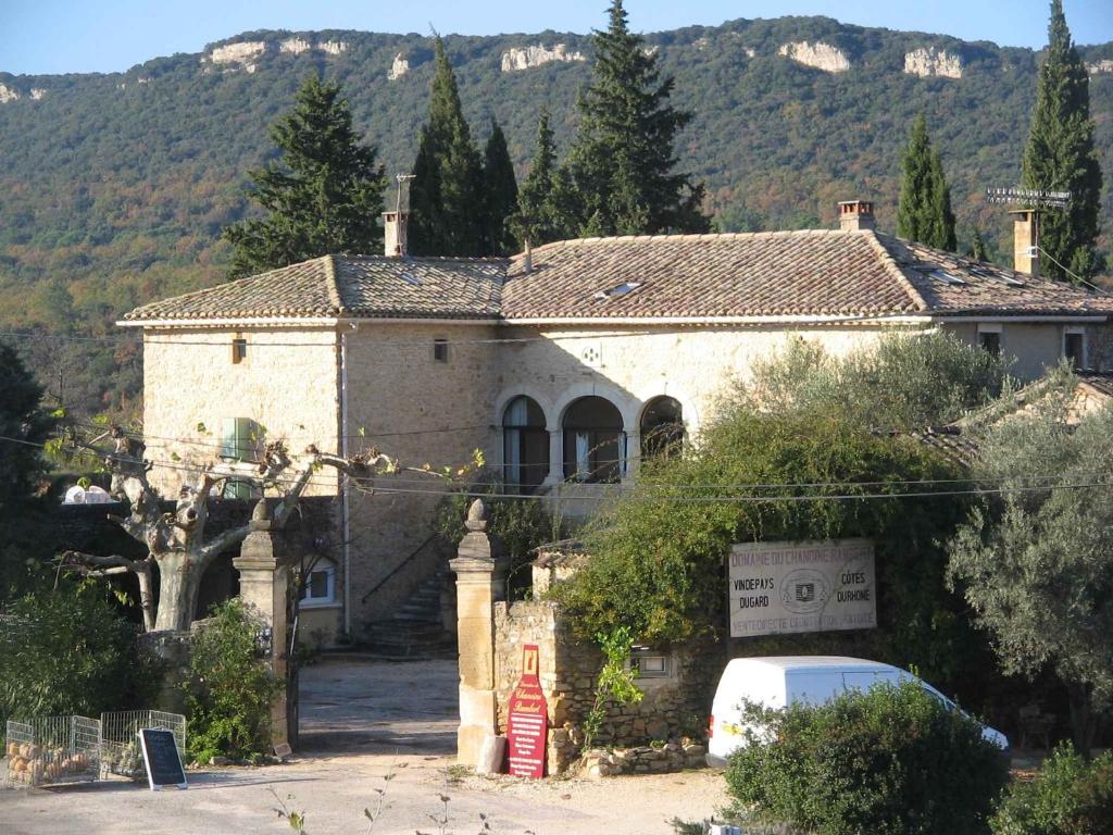 une maison avec une voiture garée devant elle dans l'établissement Domaine Chanoine Rambert, à Saint-André-dʼOlérargues