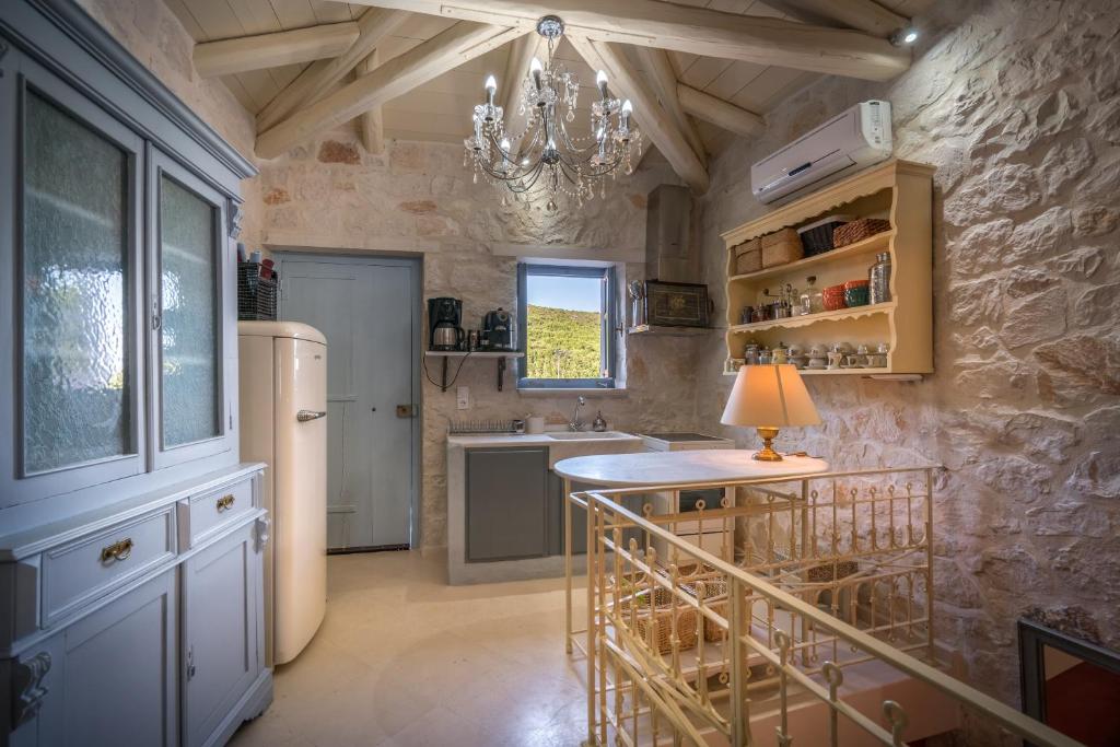 Kuchyň nebo kuchyňský kout v ubytování Adrieli Houses