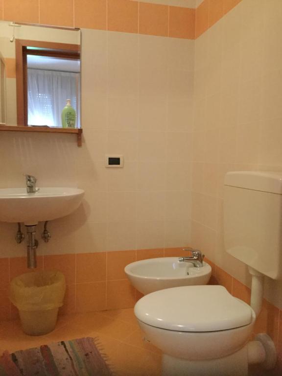 ein Bad mit einem WC und einem Waschbecken in der Unterkunft Albergo Adige in Boara Pisani