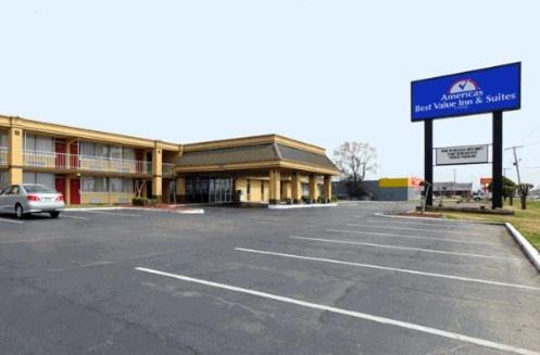 un aparcamiento vacío frente a un hotel en Americas Best Value Inn & Suites Greenville en Greenville