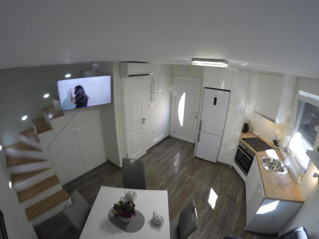 Televízia a/alebo spoločenská miestnosť v ubytovaní Apartment Ana Arbanasi