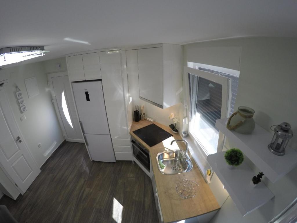 Kuchyňa alebo kuchynka v ubytovaní Apartment Ana Arbanasi