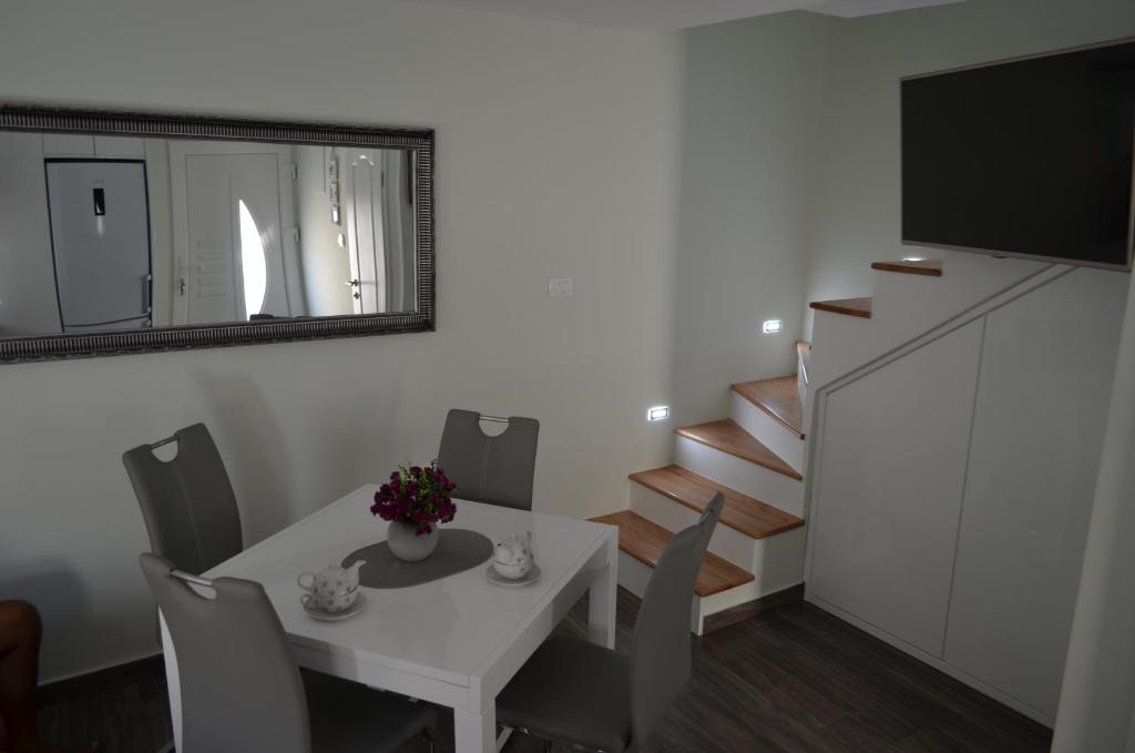 Televízia a/alebo spoločenská miestnosť v ubytovaní Apartment Ana Arbanasi