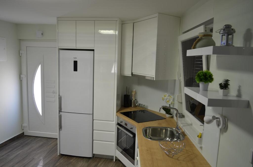 Kuchyňa alebo kuchynka v ubytovaní Apartment Ana Arbanasi