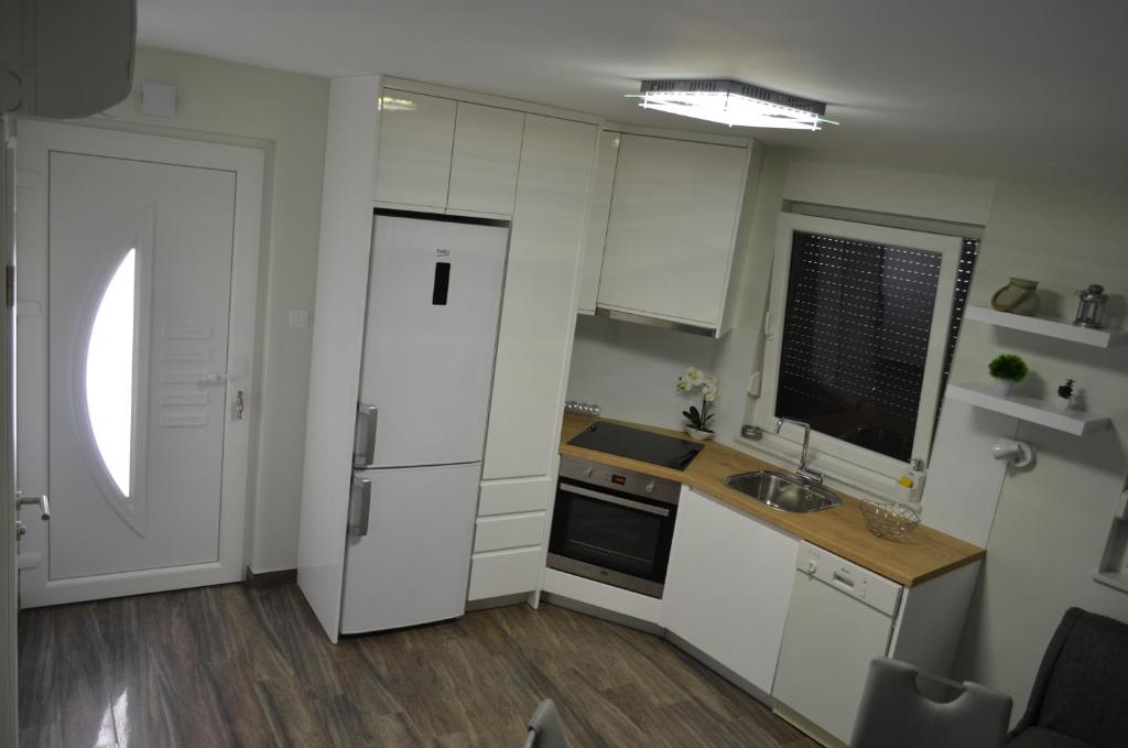 Kuchyňa alebo kuchynka v ubytovaní Apartment Ana Arbanasi