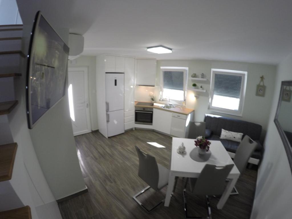 Kuchyňa alebo kuchynka v ubytovaní Apartment Ana Arbanasi