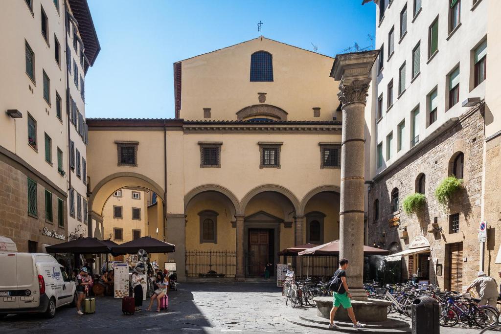 człowiek idący przed budynkiem w obiekcie Costa San Giorgio Apartment by Mamo Florence we Florencji