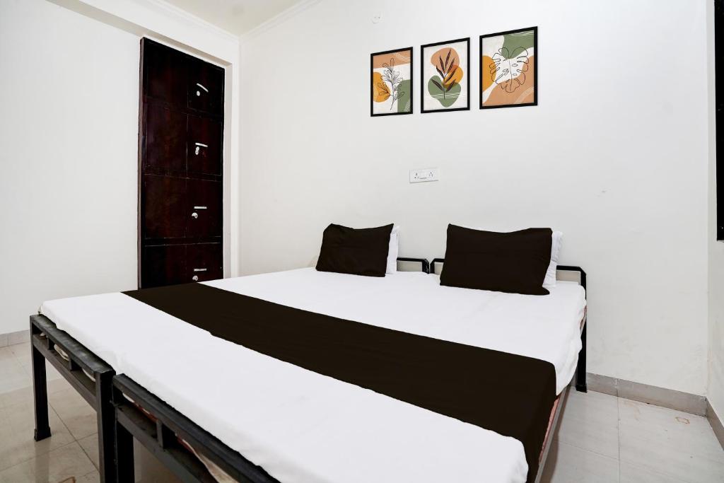 1 dormitorio con 1 cama con sábanas blancas y negras en HOTEL O HOLIDAYS INN, en Jaipur