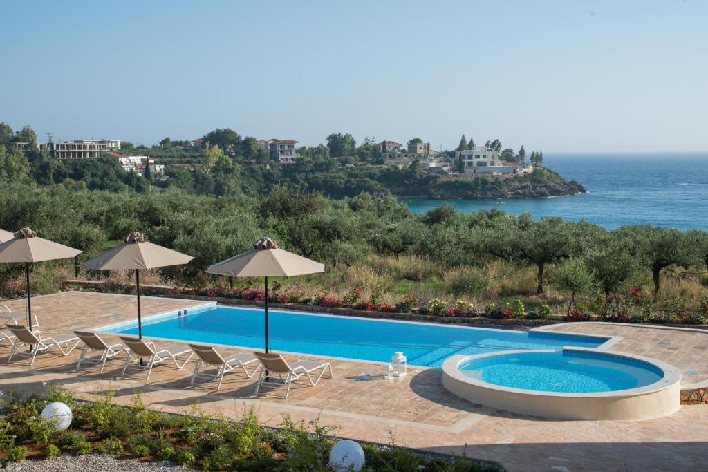 Bazén v ubytování Mythos Villas nebo v jeho okolí