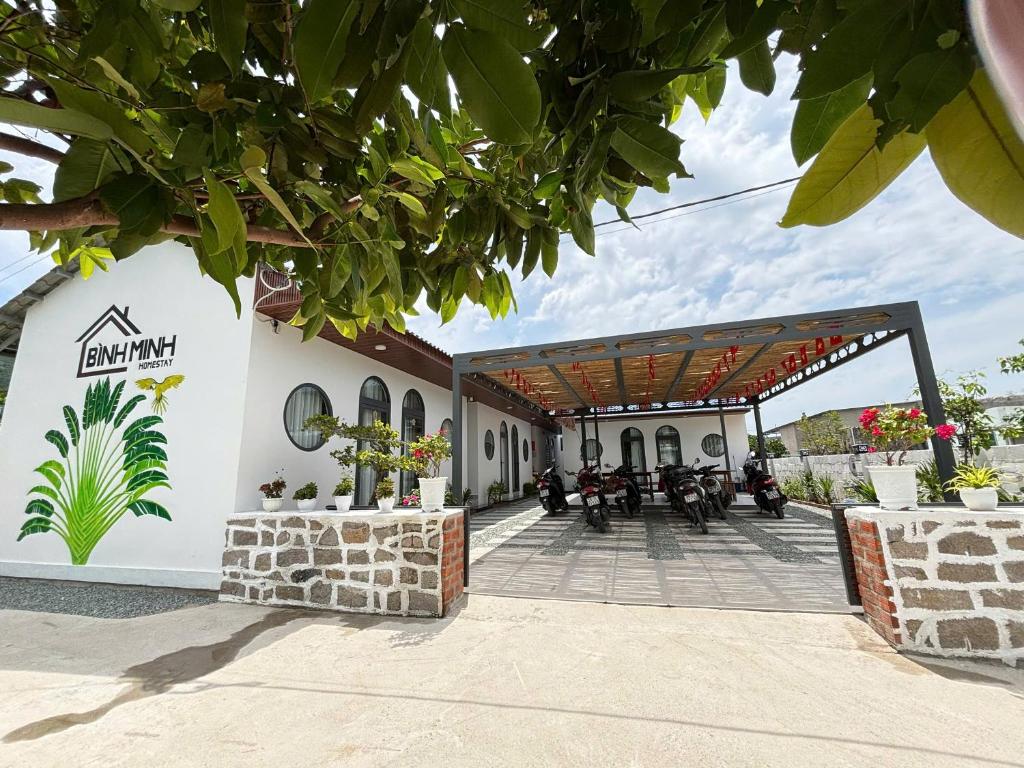 an entrance to a building with a patio at BÌNH MINH homestay - Vĩnh hy in Vĩnh Hy