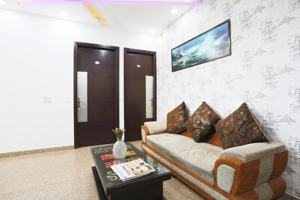 a living room with a couch and a table at Collection O Tipsyy Inn in Gurgaon