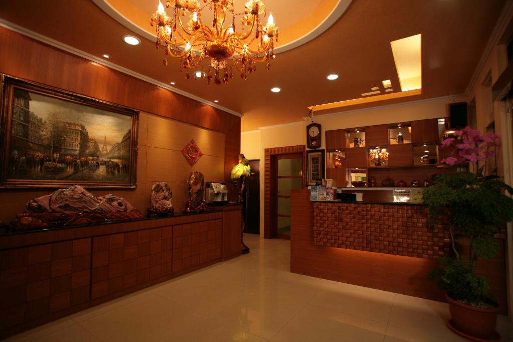 a lobby of a restaurant with a chandelier at 悅庭民宿 in Zhixue