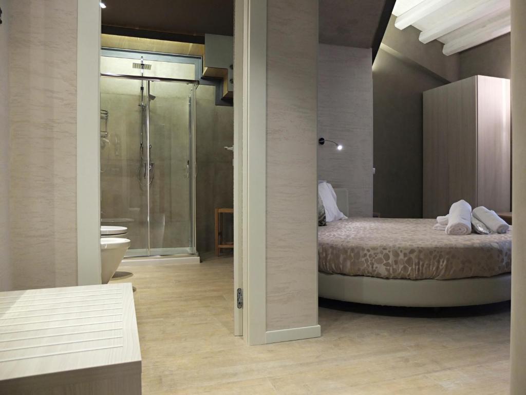 A bed or beds in a room at Notti O' Tunn Luxury Rooms in centro