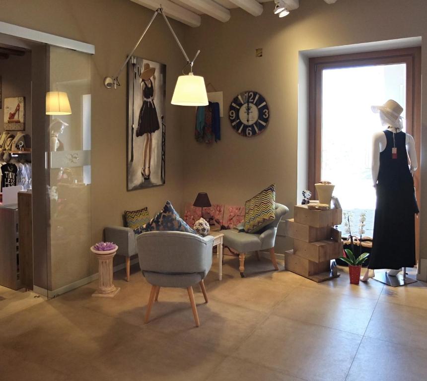 A seating area at Notti O' Tunn Luxury Rooms in centro