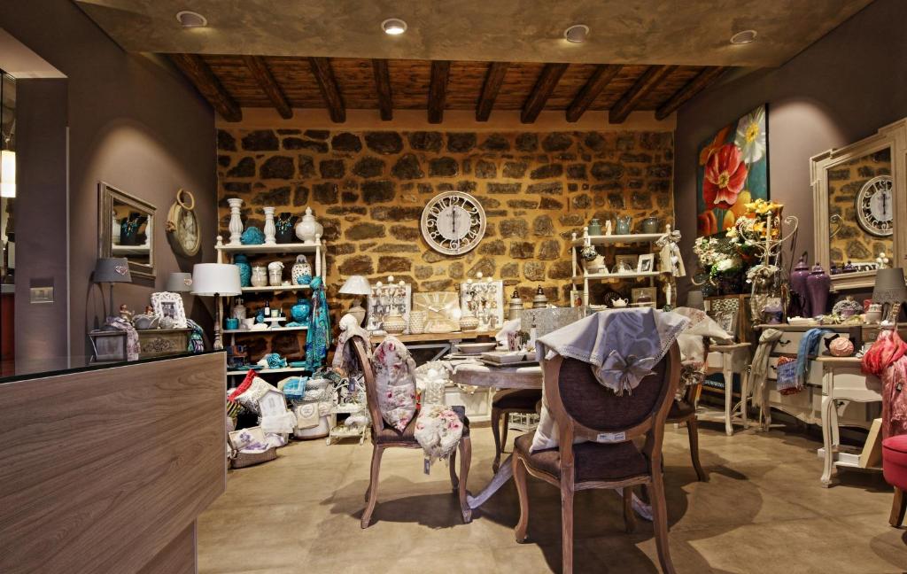 A restaurant or other place to eat at Notti O' Tunn Luxury Rooms in centro