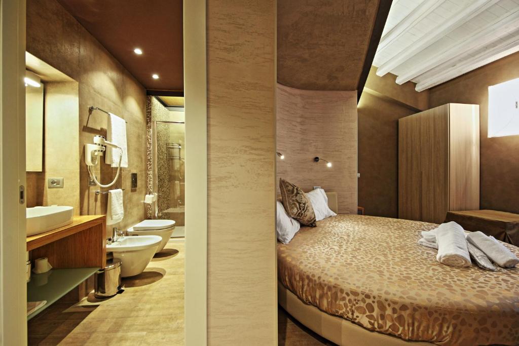 A bathroom at Notti O' Tunn Luxury Rooms in centro