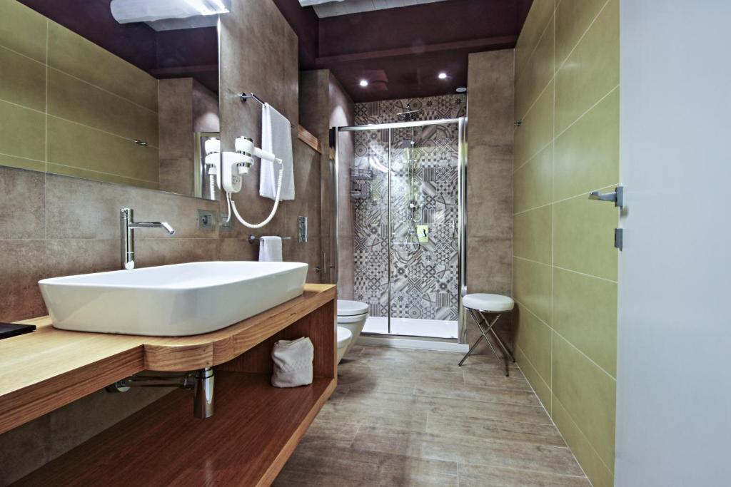 A bathroom at Notti O' Tunn Luxury Rooms in centro