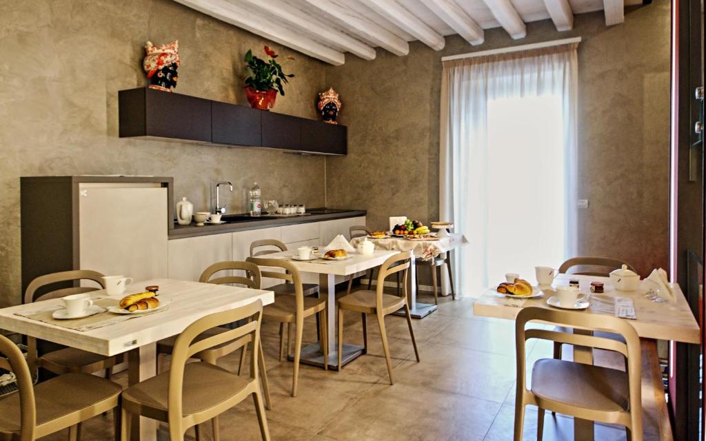 A restaurant or other place to eat at Notti O' Tunn Luxury Rooms in centro