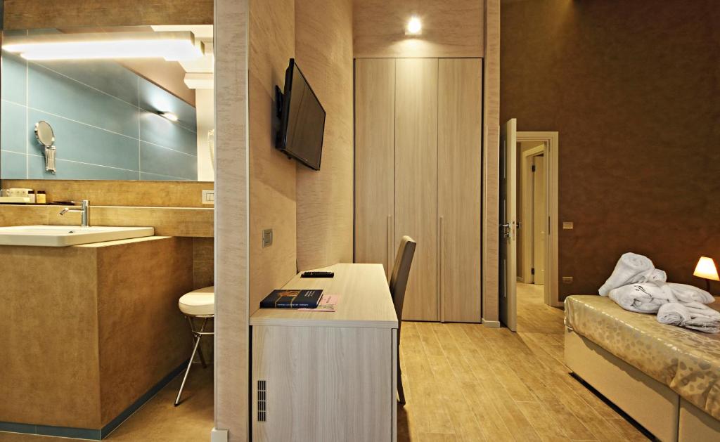 A television and/or entertainment centre at Notti O' Tunn Luxury Rooms in centro