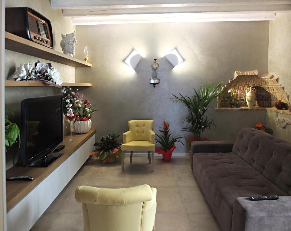 A seating area at Notti O' Tunn Luxury Rooms in centro