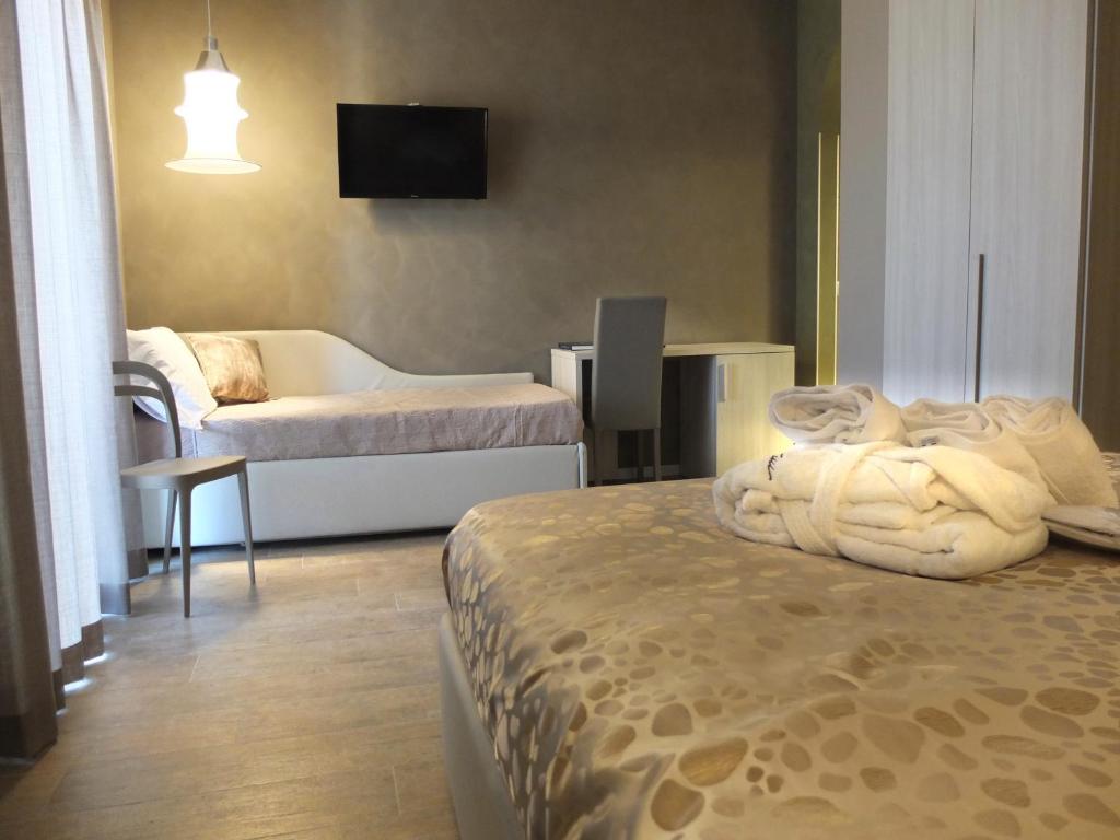 A bed or beds in a room at Notti O' Tunn Luxury Rooms in centro