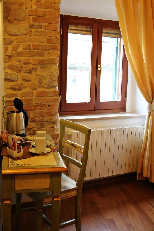 Příslušenství pro přípravu čaje a kávy v ubytování Primavera Mini Hotel