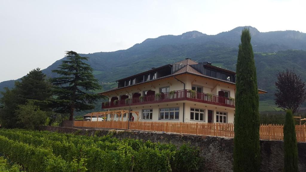 Nespecifikovaný výhled na hory nebo výhled na hory při pohledu z hotelu
