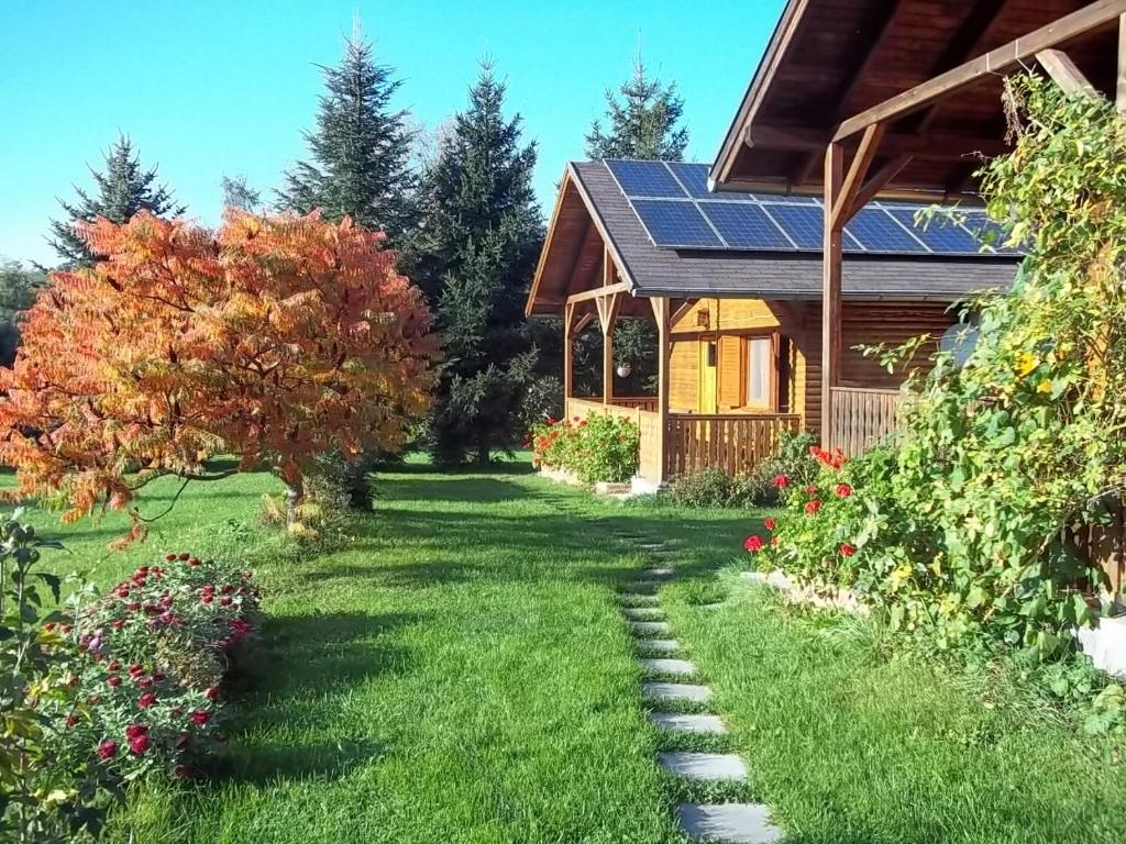 a garden with a house with a solar roof at Romantyk vendégház in Mánfa