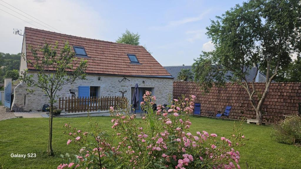 SeraincourtにあるLa Grangeの赤屋根の小さな白い家