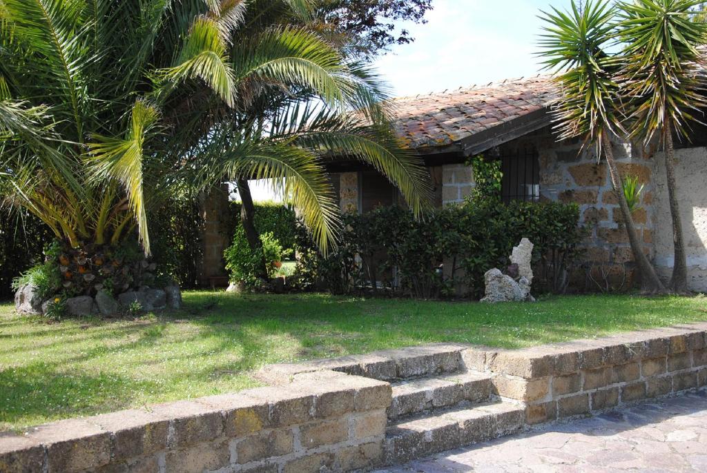 una casa con palmeras y escaleras delante en Tenuta Di Pontesodo, en Montalto di Castro