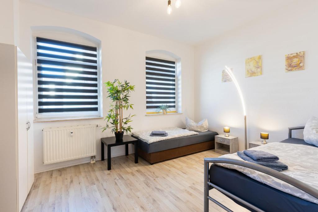 En eller flere senge i et værelse på FLEX Aparts - möblierte 2-Raum Wohnung zentrumsnah in Zwickau
