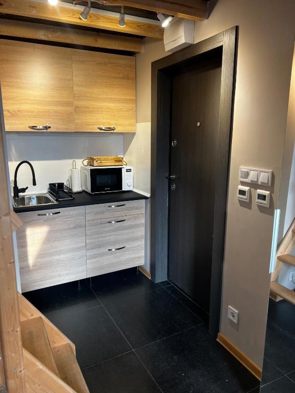 Kuchyň nebo kuchyňský kout v ubytování Cosy, workplace studio with a sunny rooftop view