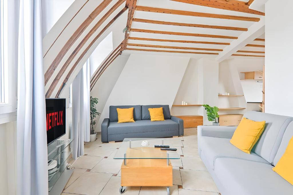 ein Wohnzimmer mit Sofa und Tisch in der Unterkunft Center of Paris Luxurious Studio Apartment Free NetFlix in Paris