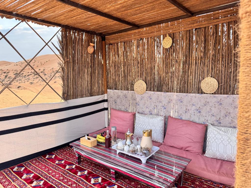 uma sala de estar com um sofá e uma mesa em Night Stars Camp em Badīyah
