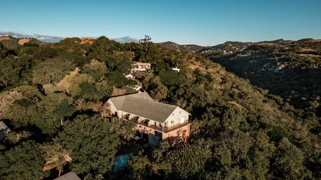 een luchtfoto van een huis in het bos bij The Green Lizard Guesthouse in Nelspruit