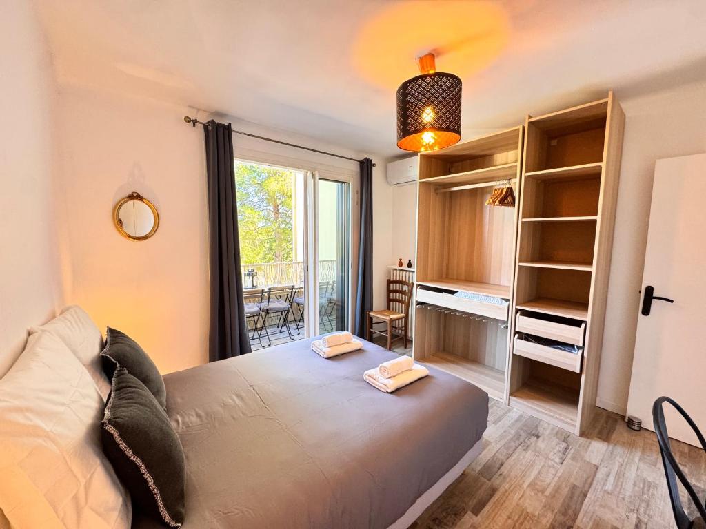 una camera da letto con un letto grande e una finestra di Appartement cosy entre plages et centre ville a Le Pradet