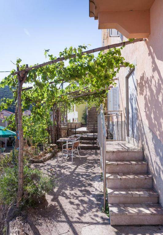 Rõdu või terrass majutusasutuses Apartments & Rooms Dinko