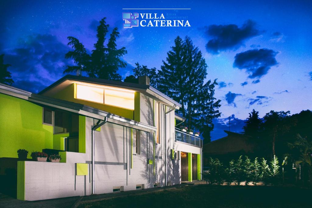 a house with lights on the side of it at B&B Villa Caterina in Pescantina