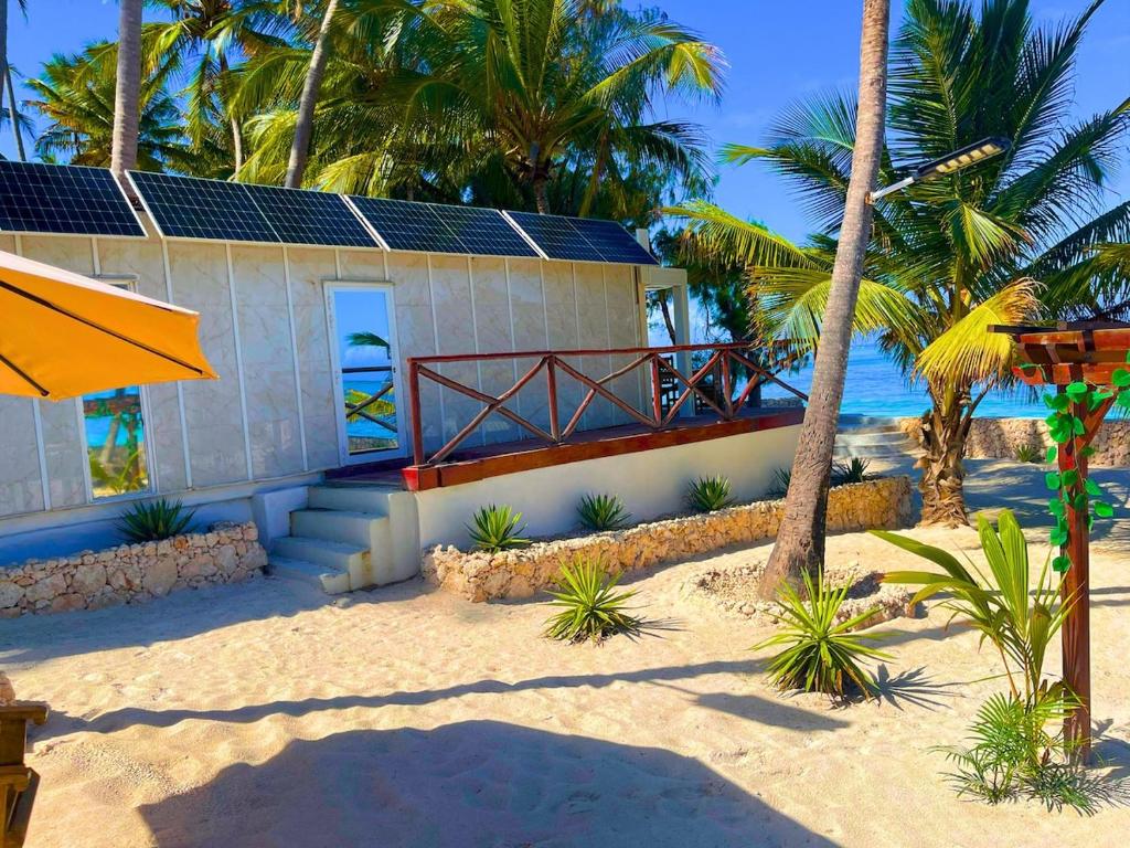 een huis aan het strand met palmbomen bij The Zanzibar Beach House-North in Bwejuu
