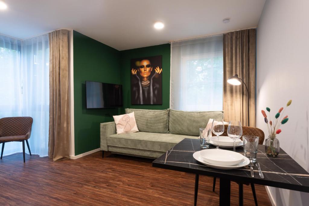 uma sala de estar com um sofá e uma mesa em Loft Apartments - nähe Hautbahnhof - urbane Umgebung - Küche em Nuremberga