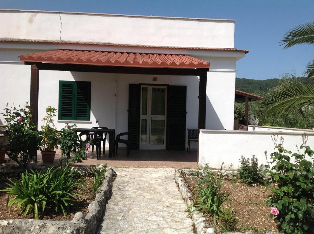 ein weißes Haus mit einer Veranda und einer Terrasse in der Unterkunft Appartamenti Fra Stefano in Peschici